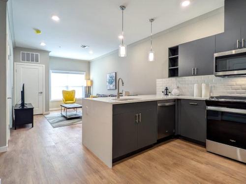 210 Brand New 1 Bedroom 1 Bath 1 Full Kit 1 Liv