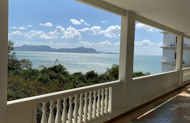 210sqm Beachfront Luxury just 15 mins from City