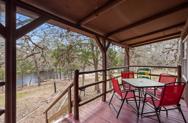 22 miles to Round Top, 3/2 w/trailer parking, relaxing cozy cabin w/lake, wifi