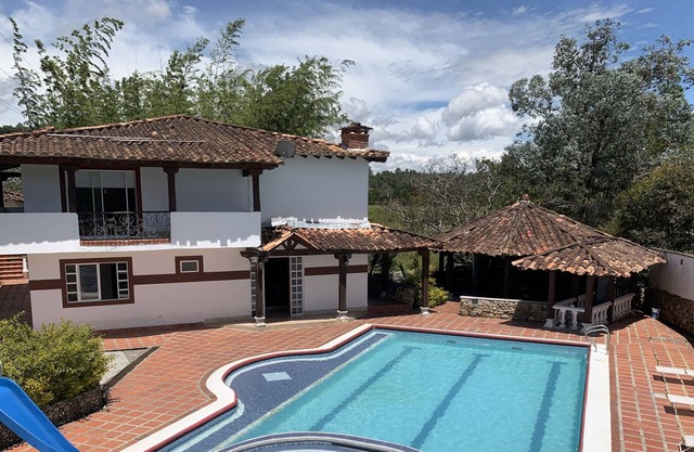 22 personas. Piscina Jacuzzi -Climatizado.Bbq.Bar-Privado