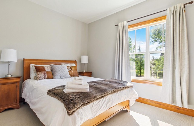220 Snowbridge w/Free Shuttle to Village