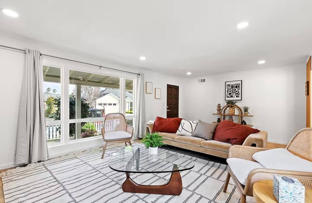 222 - New, Stylish Quiet 2B1B w/Yard near Stanford
