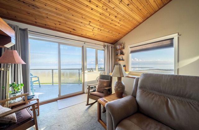 #223 Executive Beach View Suite at Shorewater Resort, Qualicum Beach
