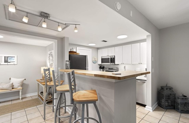 2263 Shipwatch: 2BR in Oceanfront Building, Easy Beach Access, Bike Credit