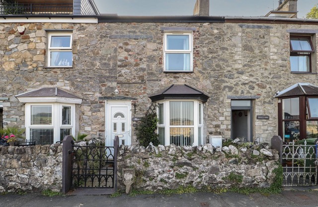 23 BEACH ROAD, pet friendly, country holiday cottage in Y Felinheli