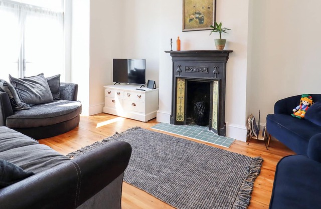 23 HIGH STREET, pet friendly, with a garden in Walton-On-The-Naze