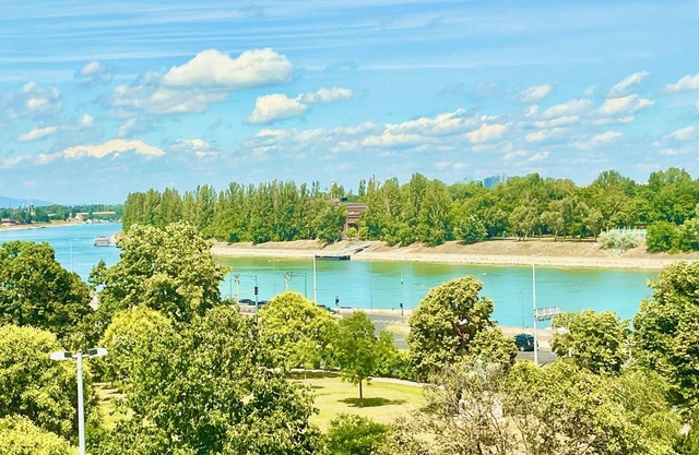 23 Ppl Danube Riverfront Panorama Luxury 7-Bed, 5-Bathroom Apartment