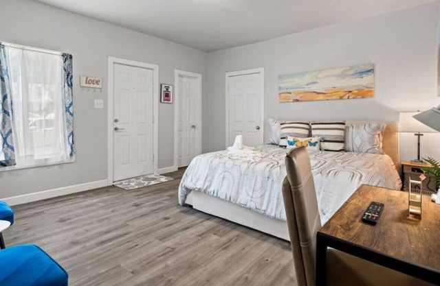 2308 Britton Unit 2 · Adorable Cute 1BR Dallas Stay