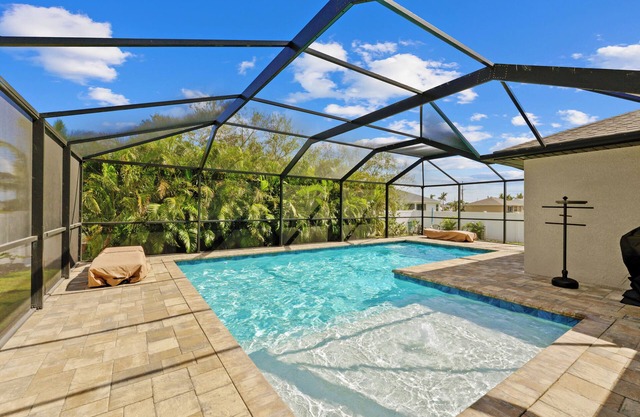 25% Fall Discount! Pool! Tropical Decor!