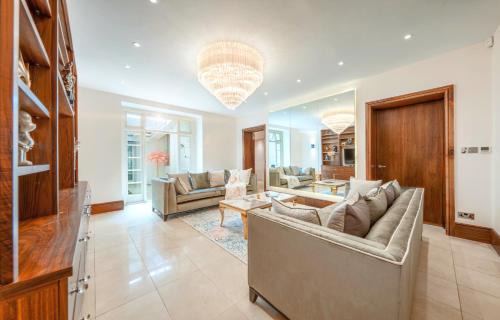 250 SqM MEGA MANSION