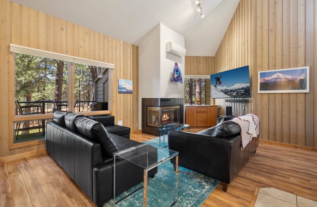 258 Mt. Bachelor Village Community Pool Hot Tub, ductless air and heat, pet free