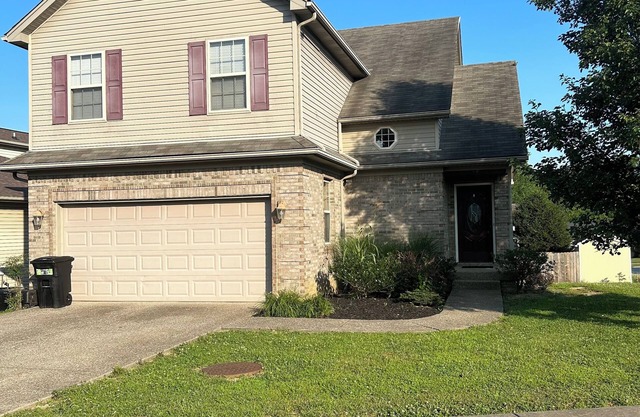2600 SF home 15 Minutes from Downtown Louisville in New Albany. Full basement.