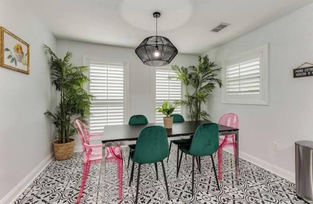 2680- Single Level, Huge Yard, Large Entertaining Area, Pet & Kid Friendly