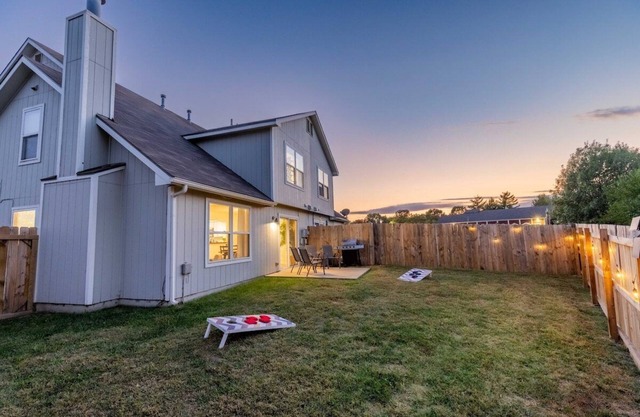 2729 Grand Cir · Lawrence Layup - Cozy King Suite, Games, Iowa St