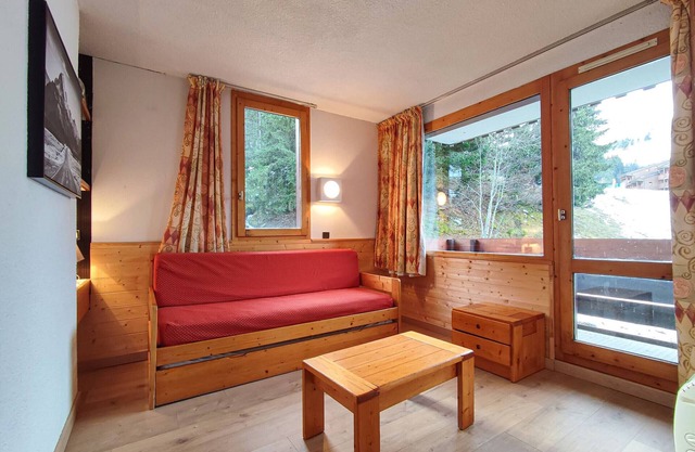 27m² studio with balcony, pets allowed, near lifts
