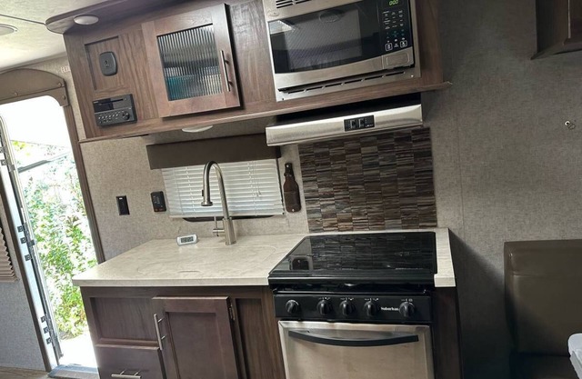29' Deluxe Climate Controlled Toy Hauler Camper - Sleeps 4 Guests.