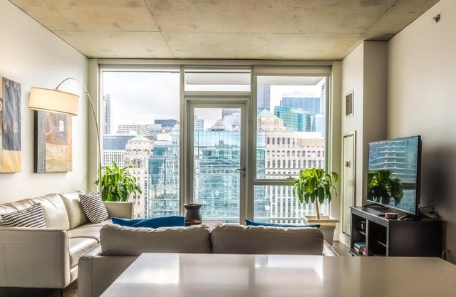 2B,2BA Luxury Apartment Balcony,Wi-Fi, PAID IN&OUT PARKING IN BLDG