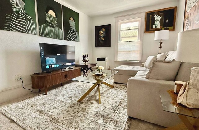 2BD/1BA Chic Downtown Luxury Apt