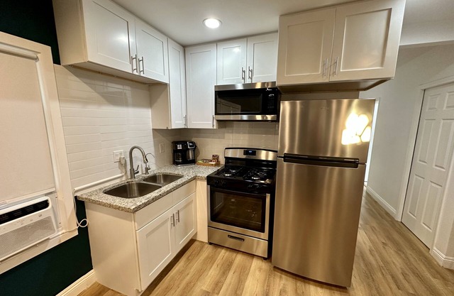 2bd/2ba, Family Friendly Apartment, 6 miles to Disneyland