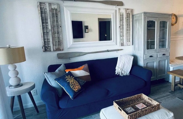2bd 2ba Lakeview Retreat with onsite boat rental options!