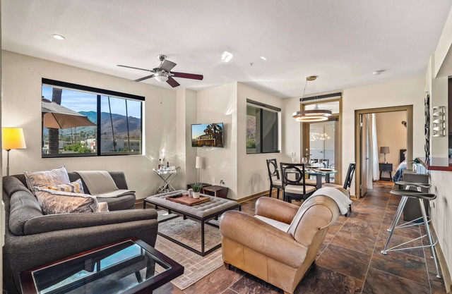 2bd/2ba Townhouse with Stunning Mountain Views