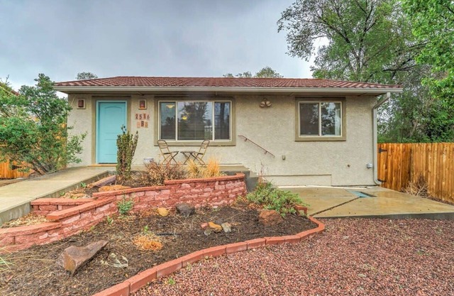 2BD Getaway Cottage Near Downtown & Hiking
