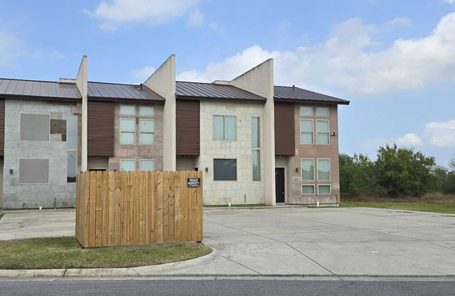 2BD Townhome Modern Comfort Heart of the City