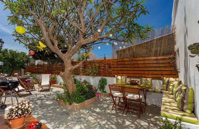 2BD Traditional Mediterranean Family House 10min from the beach