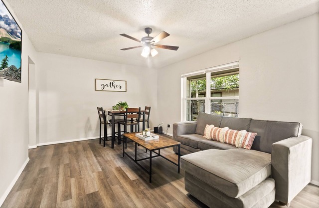 2bed/1bath apt w/full kitchen - central location!