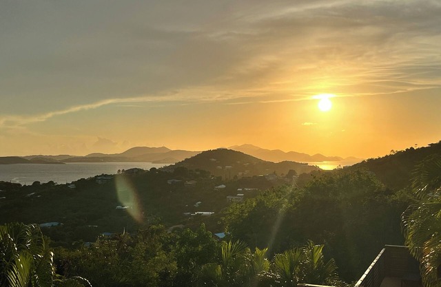 2bed 2bath with a shared Pool and a View. 7 mins to Cruz Bay! 15 mins to Beaches