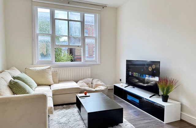 2bed Apartment-sleeps 4, Pets Ok & Balcony