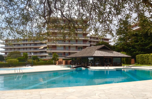 2bed modern apartment, ventilated with garage, tennis, swimming pools in a wooded park