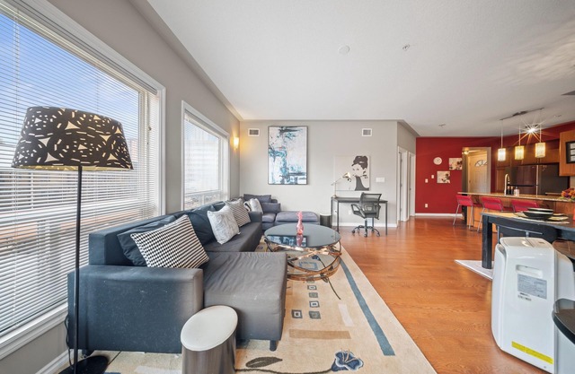 2Bed Vintage Ice District | AC | Sleeps 5 | 4mins Roger’s place