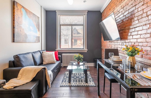 2Bedroom Apt Near Downtown - King Bed & Netflix!