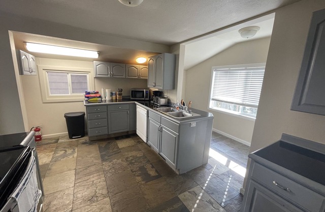 2BR/1.5BA - AC- Private upper unit of a duplex house. Few steps to Light Rail