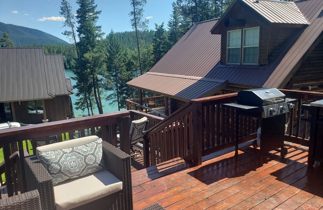 2BR, 1B, Sleeps 4, Lakeview and Lake access in West Glacier