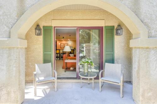 2BR 2 with fenced courtyard patio 4106R2