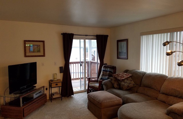 2BR/2BA Condo in the heart of Anchorage-Along Trail System