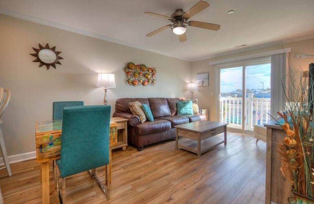 2BR/2BA Condo - RENOVATED, Pool, Walk to Beach, Elevator, Sleeps 6