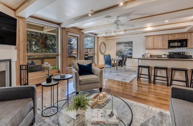 2BR, 2BA Condo, Walk to Gondola and Shops!