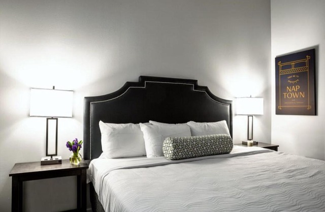 2BR 2BA In The Block by CozySuites!