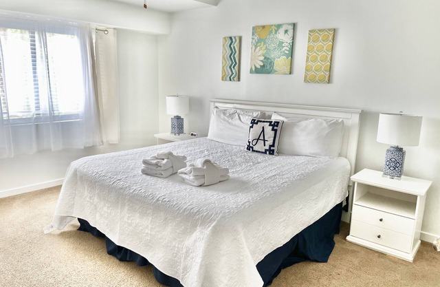 2BR 2BA New King Mattress, Walk-In Shower, Pool, Balcony, Tennis, Pickleball