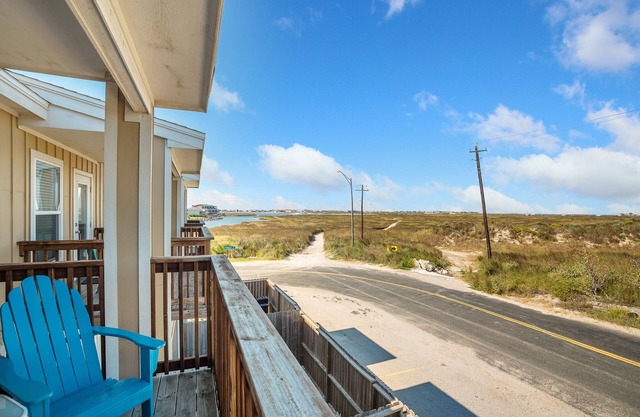 2BR/3B, Clean, Family Friendly, Pool, Walk to Beach. Weekly/Monthly Discounts.