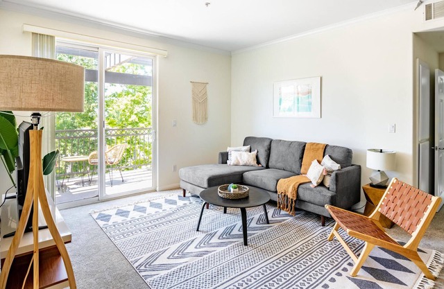 2BR Apartment in Thousand Oaks