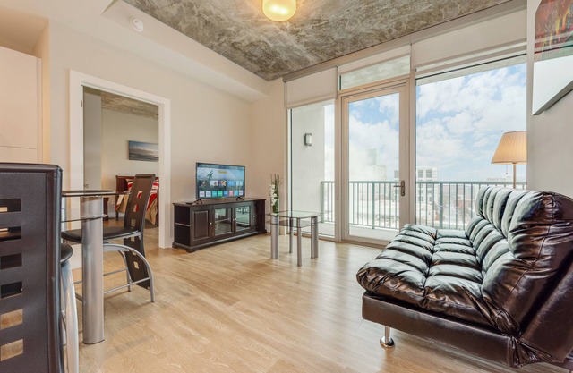 2BR Apartment near Convention Center - No Balcony by RedAwning