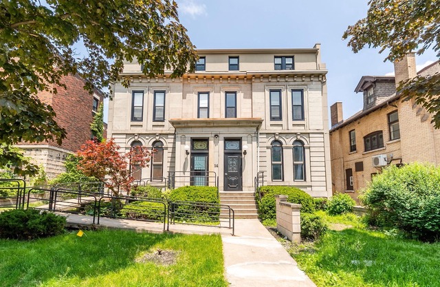 2BR Apartment - Near Downtown