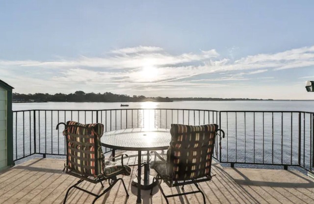 ☘2BR Breathtaking⭐Sunrise Waterfront Balcony⭐Condo