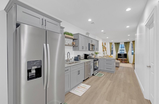 2BR Brownstone 7-minutes to Event Centers, Downtown, & Beach