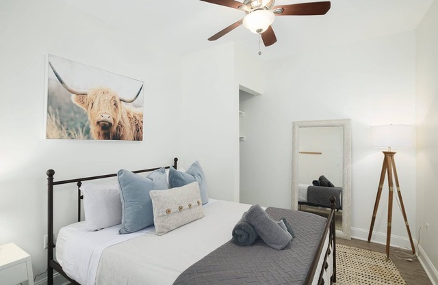 2BR by the Park, Walkable to Main St