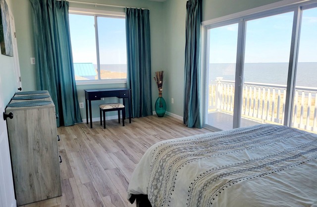 2BR condo, 2nd floor.nFREE kayaks and bikes. Hot Tub and Sauna - extra fee.